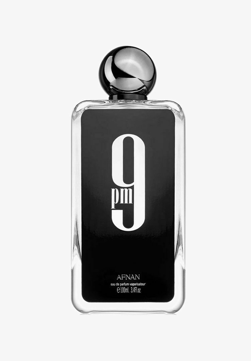 Suihkepullossa on selkeä lasinen rakenne, jossa on suorakulmainen muoto. Mustassa etiketissä on lihavoitu valkoinen teksti "9 pm". Ylhäällä on pyöristetty musta korkki. Tilavuus 100 ml.