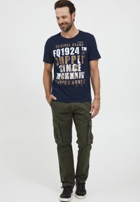 FQ1924 FQLOGAN - Kapsáče - khaki