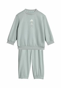 Svetlozelený bavlnený tréningový komplet, ktorý obsahuje mikinu s lemovanými manžetami a grafikou medvedíka, v kombinácii s nohavicami na elastický pás.