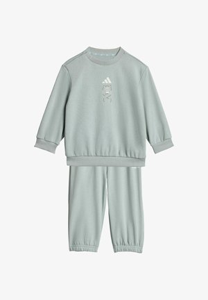 Chándal de algodón verde claro que incluye una sudadera con puños acanalados y un gráfico de oso, combinada con pantalones de cintura elástica.