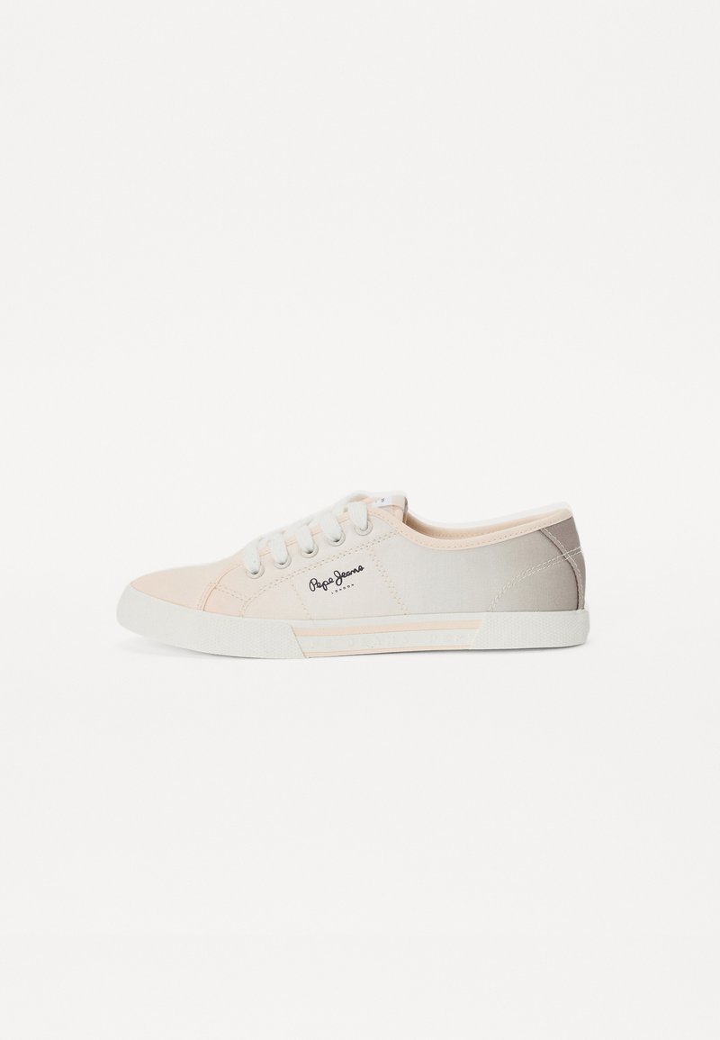 Sneaker basse in morbidi toni beige e grigi, realizzati in tela. Presentano lacci bianchi, un logo tono su tono e una suola in gomma testurizzata.