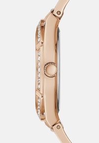 Rožnato zlato metalno uro s pravokotno ohišjem, čistimi dragimi kamni ob robu in okroglo krono. Gladek zadnji pokrov iz nerjavečega jekla.