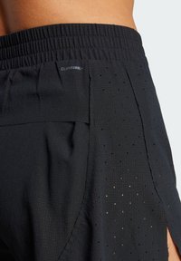 Crne atletske kratke hlače s teksturiranim materijalom s perforiranim detaljima, elastičnim pojasom i izvezenom oznakom "CLIMACOOL".
