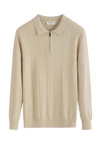 Pull beige en matière tricotée avec un col et une courte fermeture éclair. Présente une texture côtelée verticale et des poignets ajustés.