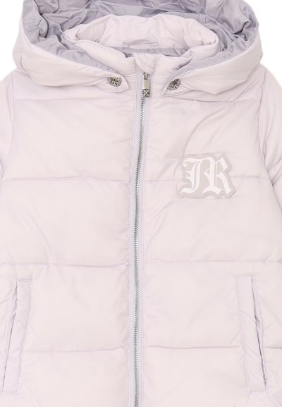 Giacca imbottita lilla con zip argentata, cappuccio e tasche laterali. Presenta una patch del logo testurizzata sul petto.
