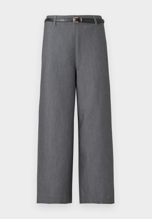 Γκρι παντελόνια με φαρδιά πόδια και ψηλή μέση, με λεπτή μαύρη ζώνη και χρυσή αγκράφα, παρουσιάζονται σε λευκό φόντο.