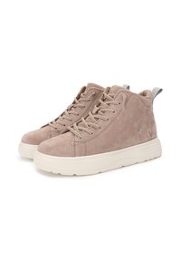 Lyserøde ruskinds høj-top sneakers med cremefarvede gummisåler, der har flade snørebånd, dekorativ syning og en trækhank bagpå.