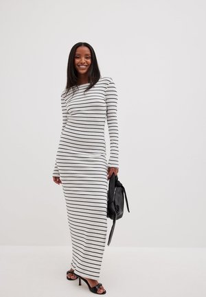 MIT TIEFEM RÜCKEN - Maxi šaty - white black
