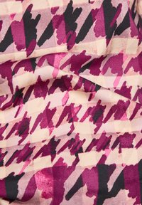 Rosa-lila abstraktes Hahnentritt-Musterstoff mit schwarzen Pinselstrich-Akzenten und sanften Falten.