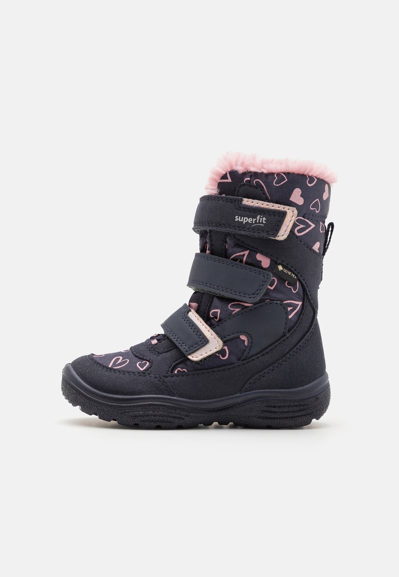 Stivale invernale blu scuro con motivi a cuore rosa, morbida foderatura in pelliccia rosa e doppie cinghie in velcro. Suola in gomma resistente per una buona aderenza.