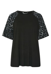 Schwarzes T-Shirt mit kurzen Ärmeln, das Leopardenmuster-Akzente an den Ärmeln aufweist. Der Stoff ist glatt und hat eine lockere Passform.