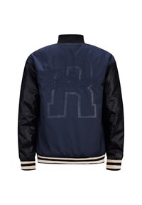 Marine bomberjack met zwarte leren mouwen, gestreepte ribboorden en zoom, geborduurde "Retour" tekst en een groot "R" ontwerp op de achterkant.