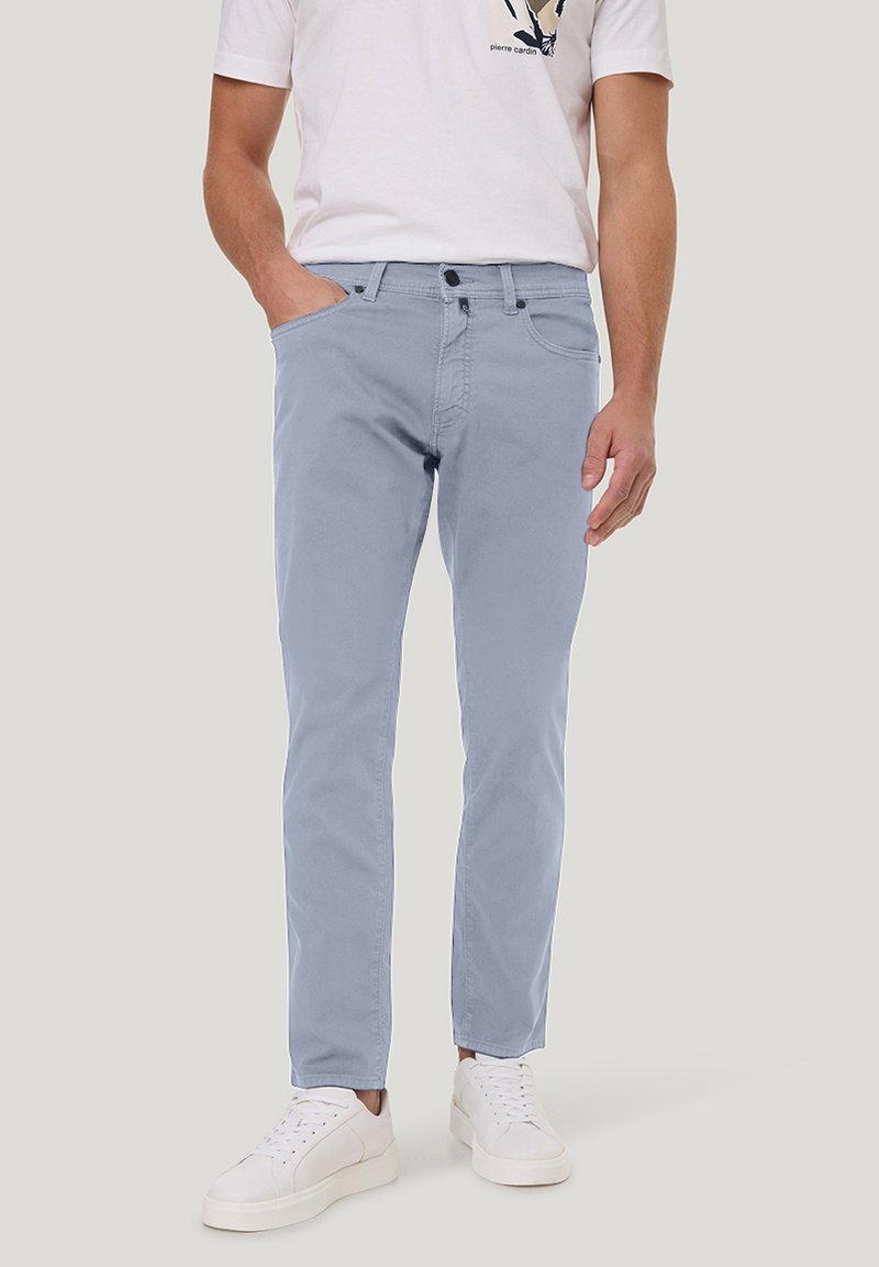 Lichtblauwe chinos met een slim fit, gemaakt van katoen, met een knoop- en ritssluiting, vijf zakken en contrasterende stiksels.