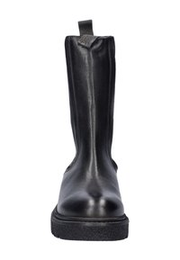 Zwarte leren enkelboot met een gladde afwerking, ronde neus en een getextureerde rubberen zool. Voorzien van een trekloopje aan de achterkant voor makkelijker aan- en uittrekken.