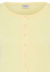 Cardigan boutonné jaune clair avec encolure ronde et texture en tissu côtelé, avec une étiquette de la marque Fransa à l'intérieur du col.