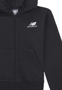 Felpa nera con zip realizzata in tessuto morbido, dotata di tasca a marsupio, polsini a coste e un logo "New Balance" bianco sul petto.