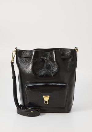 Sac seau noir en simili cuir texturé, avec une fermeture à cordon, une poche avant avec quincaillerie dorée et une bandoulière détachable.