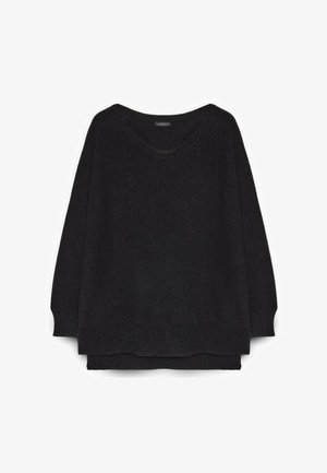 Černý oversized svetr s výstřihem do V, žebrovanými manžetami a spodním lemem. Měkká textura, bezešvý design a volný střih. Bez výrazných vzorů nebo ozdob.