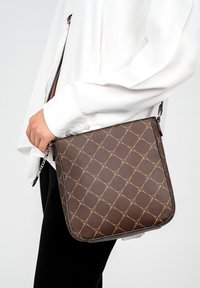 Tamaris ANASTASIA - Axelremsväska - brown/cognac