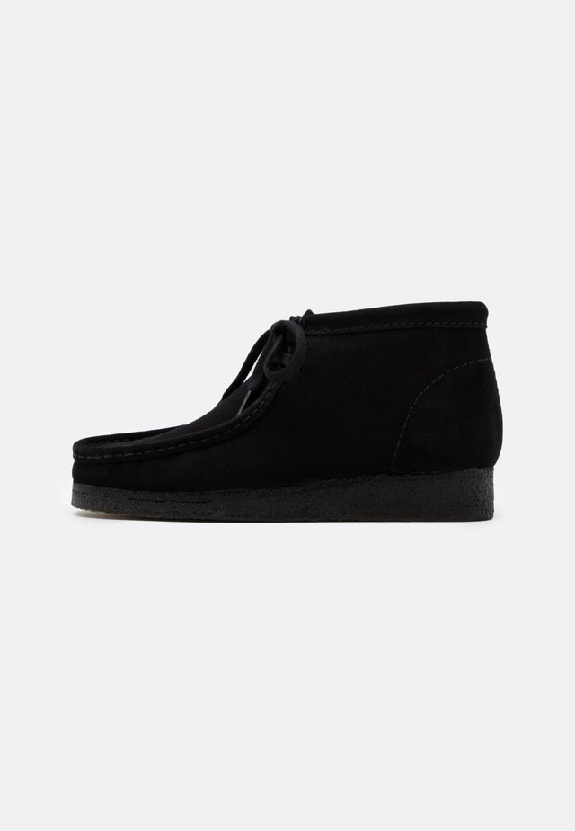 WALLABEE BOOT - Lace-up ankle boots - black