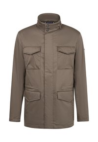 Hellbraune Jacke aus glattem Stoff mit einem Stehkragen, vier Fronttaschen und Knopfverschlüssen. Einfaches, funktionales Design.