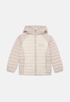 Chaqueta acolchada beige de Columbia con capucha, cremallera frontal y acolchado horizontal, diseñada para climas fríos.