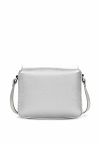 Srebrna torebka crossbody z ekoskóry o gładkim wykończeniu, prostokątnym kształcie i regulowanym pasku. Charakteryzuje się minimalistycznym wzornictwem i czystymi liniami.