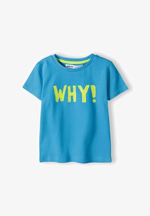 Kék pamut póló rövid ujjal. Elöl nagy sárga felirat "MIÉRT!". Egyszerű kerek nyakú dizájn. Sima textúra.