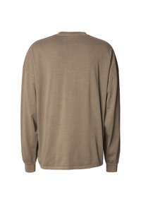 Garās piedurknes krekls gaisīgi brūnā, mīkstā audumā. Tam ir apaļa izgriezuma apkakle, nolaižamas plecu līnijas un brīvs piegriezums bez izrotājumiem.