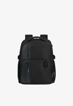 Zaino nero con più scomparti con cerniera, manico superiore, spallacci imbottiti e piccola asola rettangolare sulla tasca frontale.