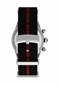 Schwarzes Textilarmband mit rotem Streifen, Gehäuse aus Silberton und Edelstahl. Mit Chronographen-Subdials.