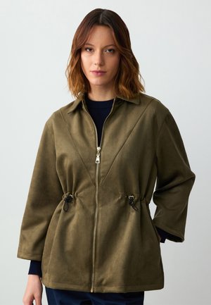 Giacca in faux suede verde con chiusura a zip, colletto, vita regolabile con cordino e maniche larghe. Presenta cuciture a contrasto e una texture liscia.