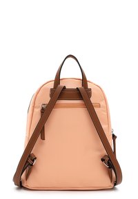 Sac à dos en nylon couleur pêche avec des sangles en cuir marron, une poignée supérieure et une poche zippée au dos. Texture lisse et design minimaliste.