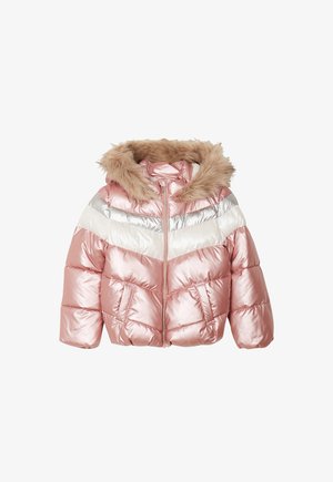 Rosa, dicke Jacke mit einer Kapuze aus Kunstfell, die silberne und weiße horizontale Streifen sowie diagonale Steppnähte aufweist. Reißverschluss und Fronttaschen.
