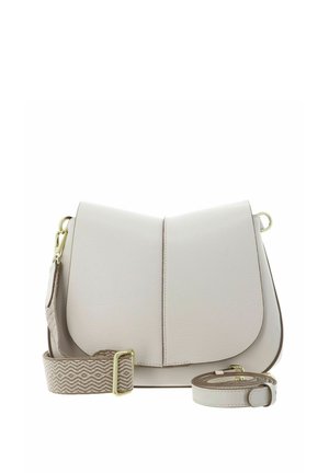 Borsa a tracolla in pelle beige con chiusura a patta, cuciture decorative, ferrature dorate e due tracolle regolabili staccabili, una fantasia e una liscia.