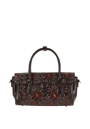 Barna kézitáska bordó és fekete dombornyomott virágmintával. Két fogantyúval, mágneses záródással és oldalsó fém díszítésekkel rendelkezik.