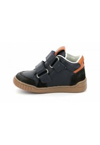 Sneaker alta navy blue con cinturini in velcro, dettagli marroni, punta nera testurizzata e suola in gomma. Fodera interna morbida visibile.