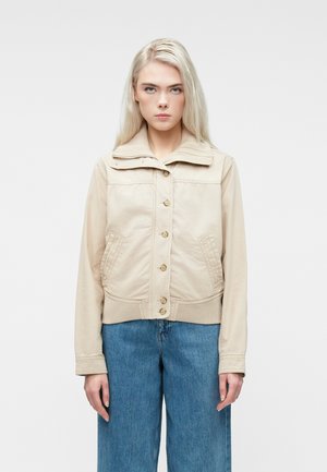 - Kurtka przejściowa