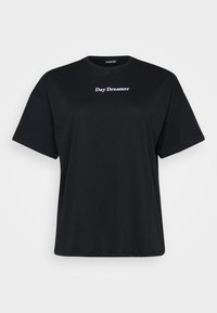 Camiseta de algodón negra con mangas cortas y un corte holgado. Presenta la frase "Day Dreamer" bordada en púrpura claro. Diseño simple, sin patrones.