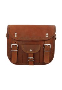 Hnědá kožená taška přes rameno s klopou, dvěma kovovými přezkami a dekorativním prošíváním. Obsahuje malou přední kapsu a stříbrné akcenty.