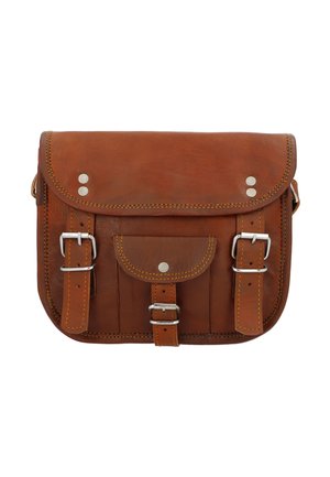 Bruin leren schoudertas met een klep, twee metalen gespen en decoratieve stitching. Voorzien van een klein voorvakje en zilverkleurige accenten.