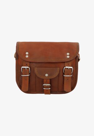 Bruin leren schoudertas met een klep, twee metalen gespen en decoratieve stitching. Voorzien van een klein voorvakje en zilverkleurige accenten.