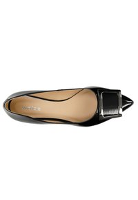 Pompe en cuir verni noir avec un bout pointu, présentant un grand accent de boucle carrée et un doublure intérieure beige. Texture lisse sur toute la surface.