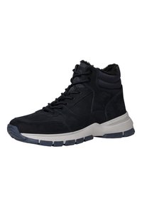 Sneaker alte nere realizzate con un mix di materiali in suede e mesh. Presentano una tomaia testurizzata, un colletto imbottito e una suola spessa in gomma.
