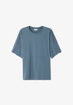 Zils īss piedurkņu T-krekls no mīksta auduma. Tam ir apaļa apkakle un brīvs piegriezums ar nolaižamām pleciem. Gluda tekstūra, ikdienišķs dizains.