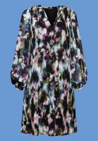 Robe plissée à manches longues avec décolleté en V et motif floral abstrait en tons noirs, verts, violets et blancs sur fond bleu.