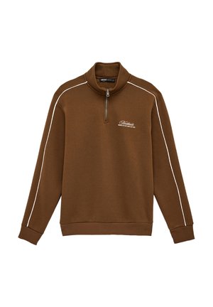 Bruine trui met lange mouwen en halve ritssluiting, witte biezen op de mouwen, geribbelde boorden en zoom, en klein wit "Northside"-logo op de borst.