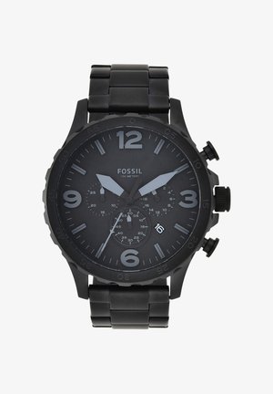 Černé chronografické náramkové hodinky Fossil s velkými šedými číslicemi, třemi subciferníky, datovým okénkem na 4. hodině a kovovým náramkem.