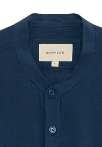 Camicia blu navy con colletto alla cinese, chiusura a singolo bottone e etichetta che reca la scritta "Gianni Lupo", taglia L. Tessuto liscio con una finitura opaca.