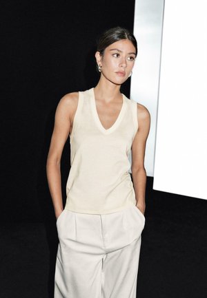 V-NECK SLEEVELESS - T-shirt basique - yellow